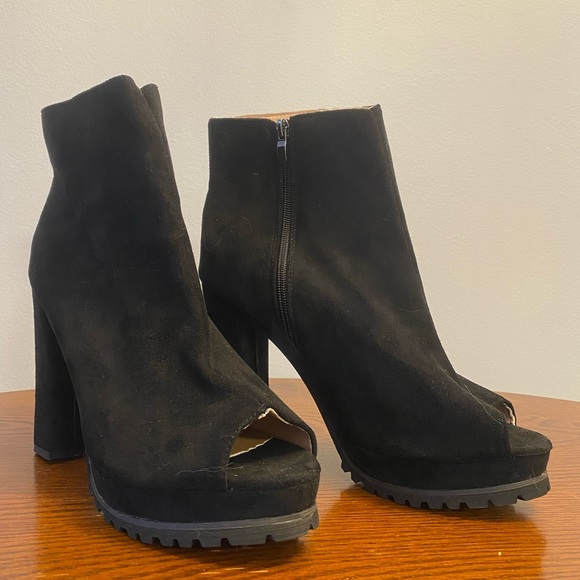 Unworn ankle boots - Picture 2 of 3